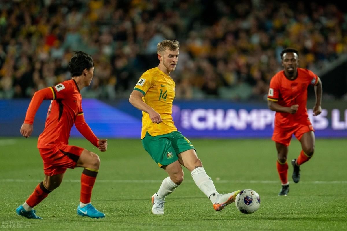 足球赛场上的热血较量持续点燃观众热情