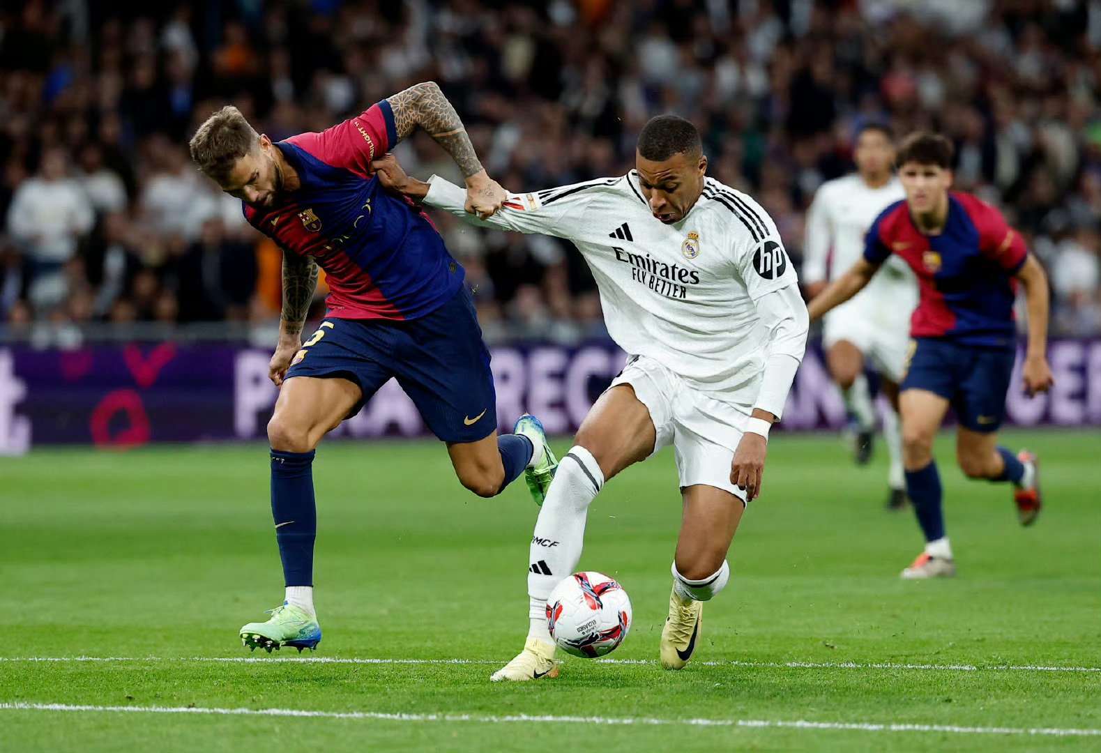 关于皇马主场迎战巴萨，巨头对决再度上演的信息