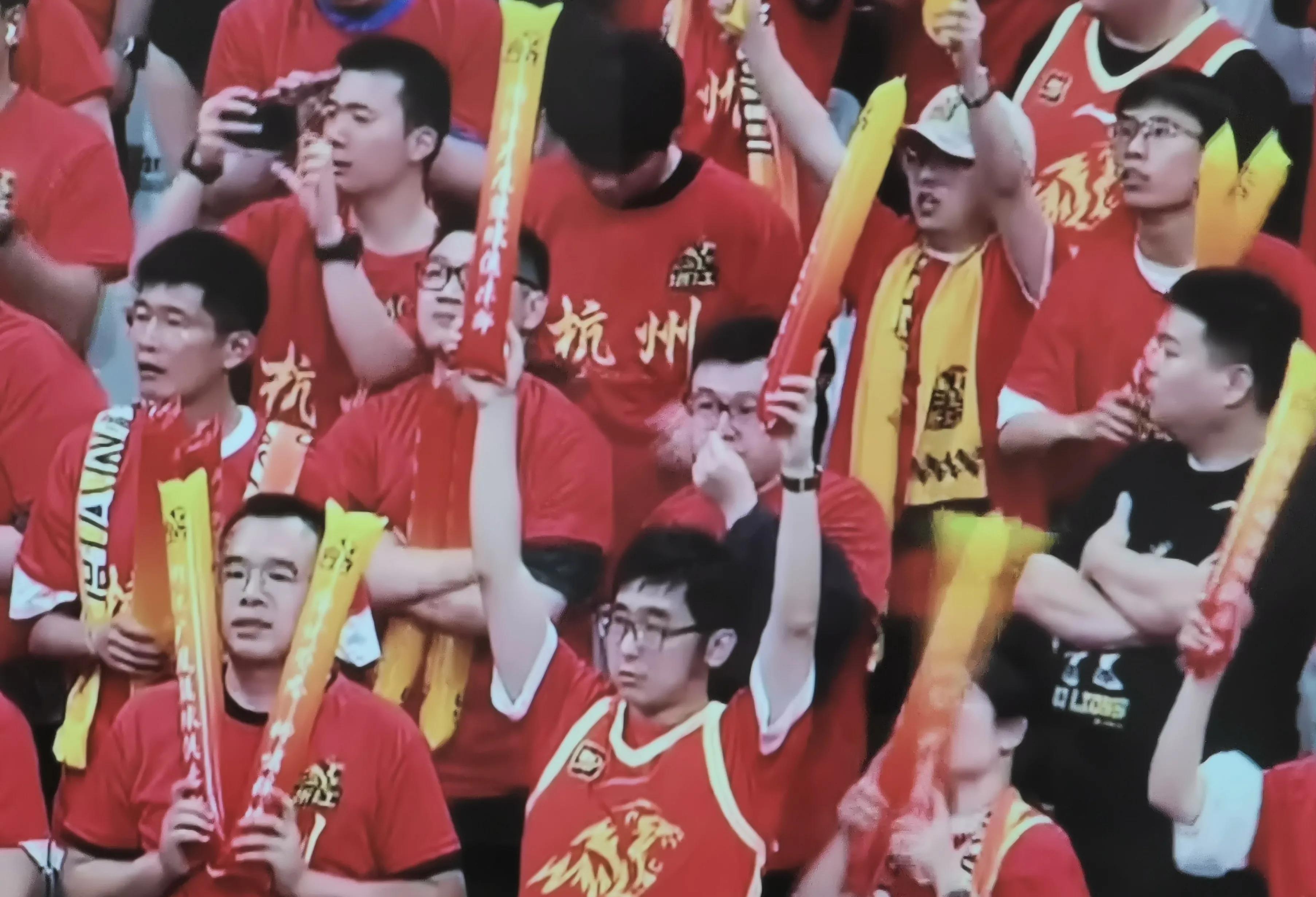 江苏男篮主场胜利，给球迷们带来了惊喜与喜悦