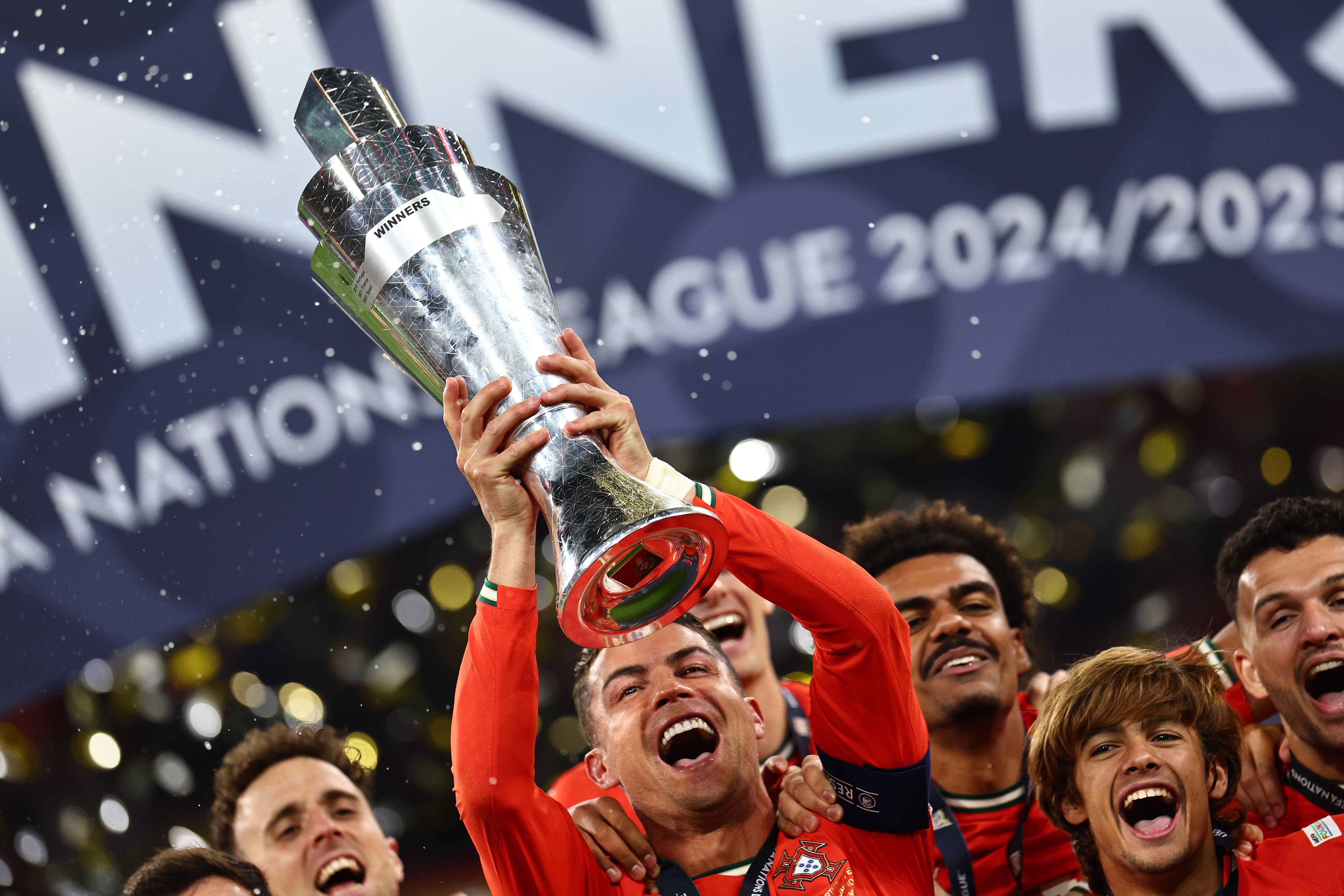 包含国际足球锦标赛迎来激烈角逐，球员斗志昂扬的词条