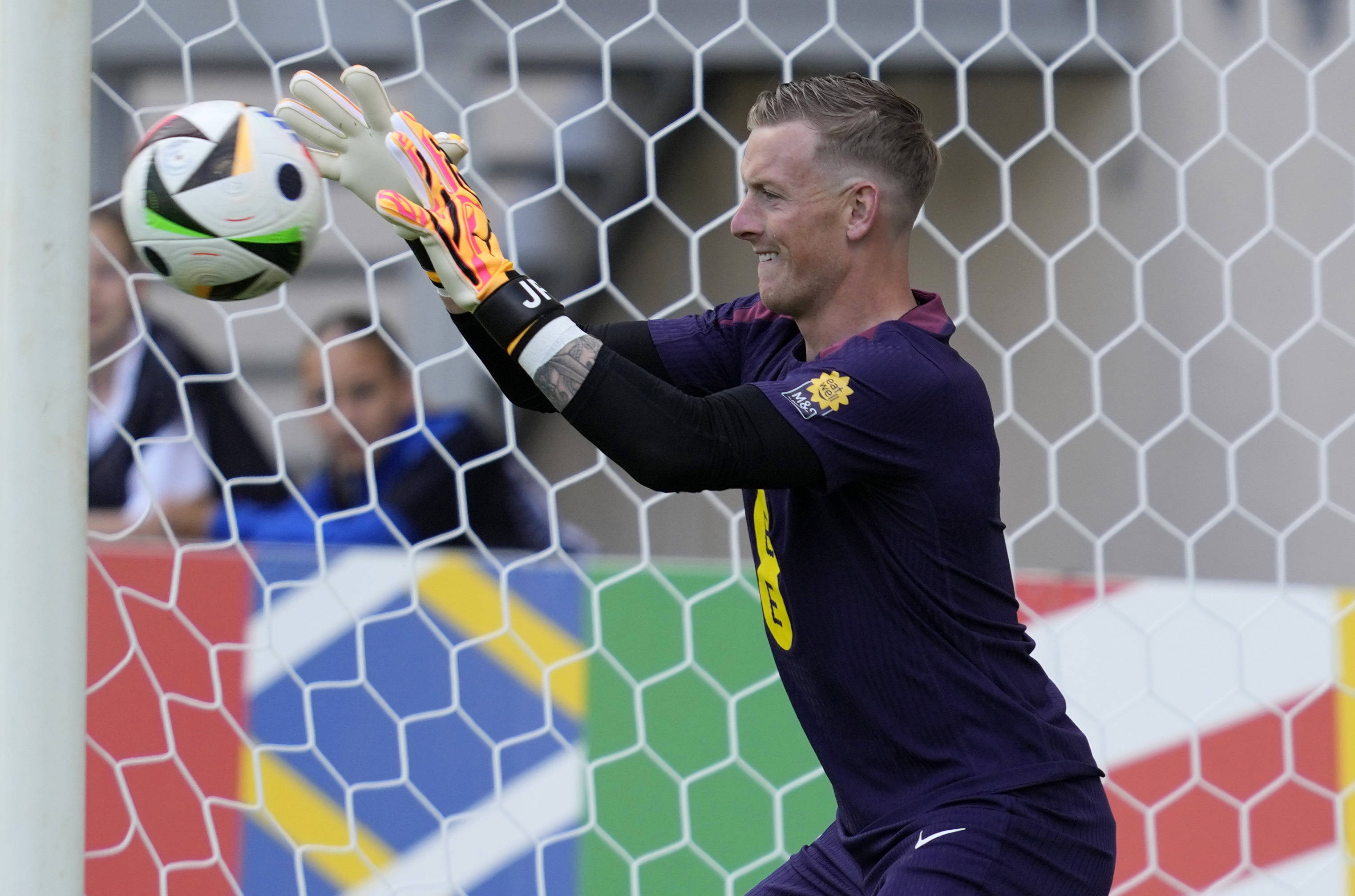 英格兰队在欧预赛中踢出精彩对决 英格兰队在欧预赛中踢出精彩对决