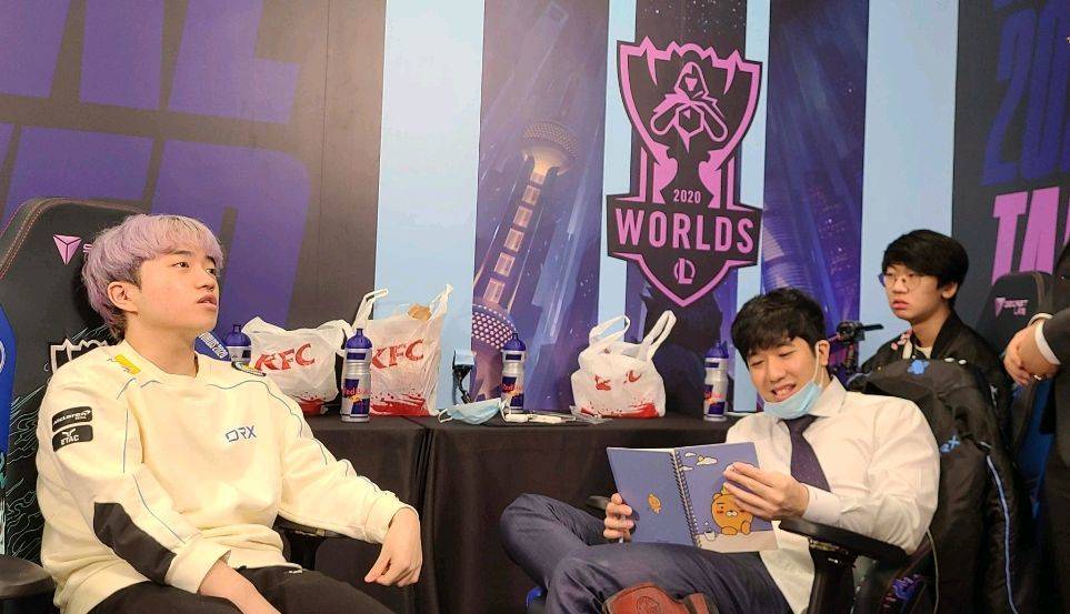 包含S赛选手赛后落泪，背后故事感人的词条