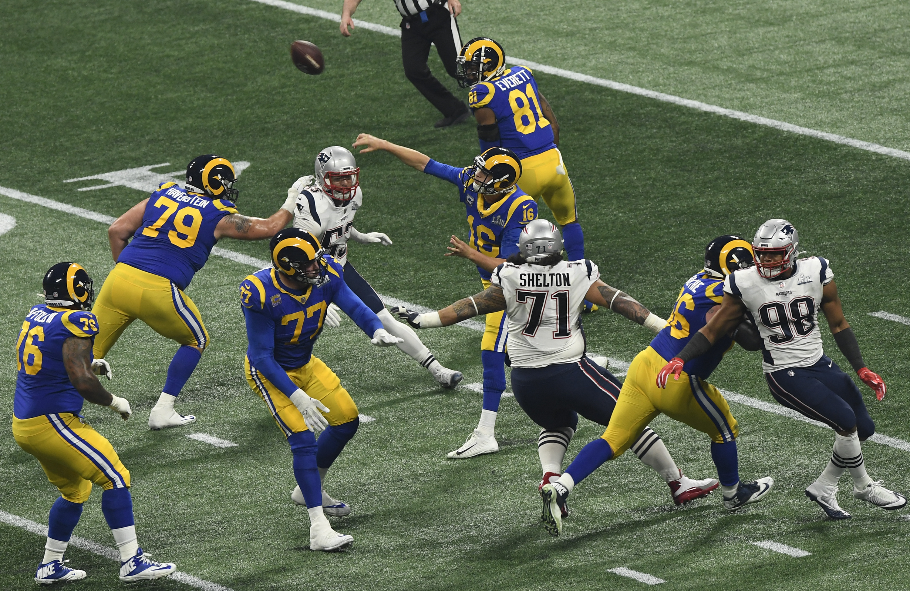 包含冷门频出！橄榄球战况跌宕起伏的词条