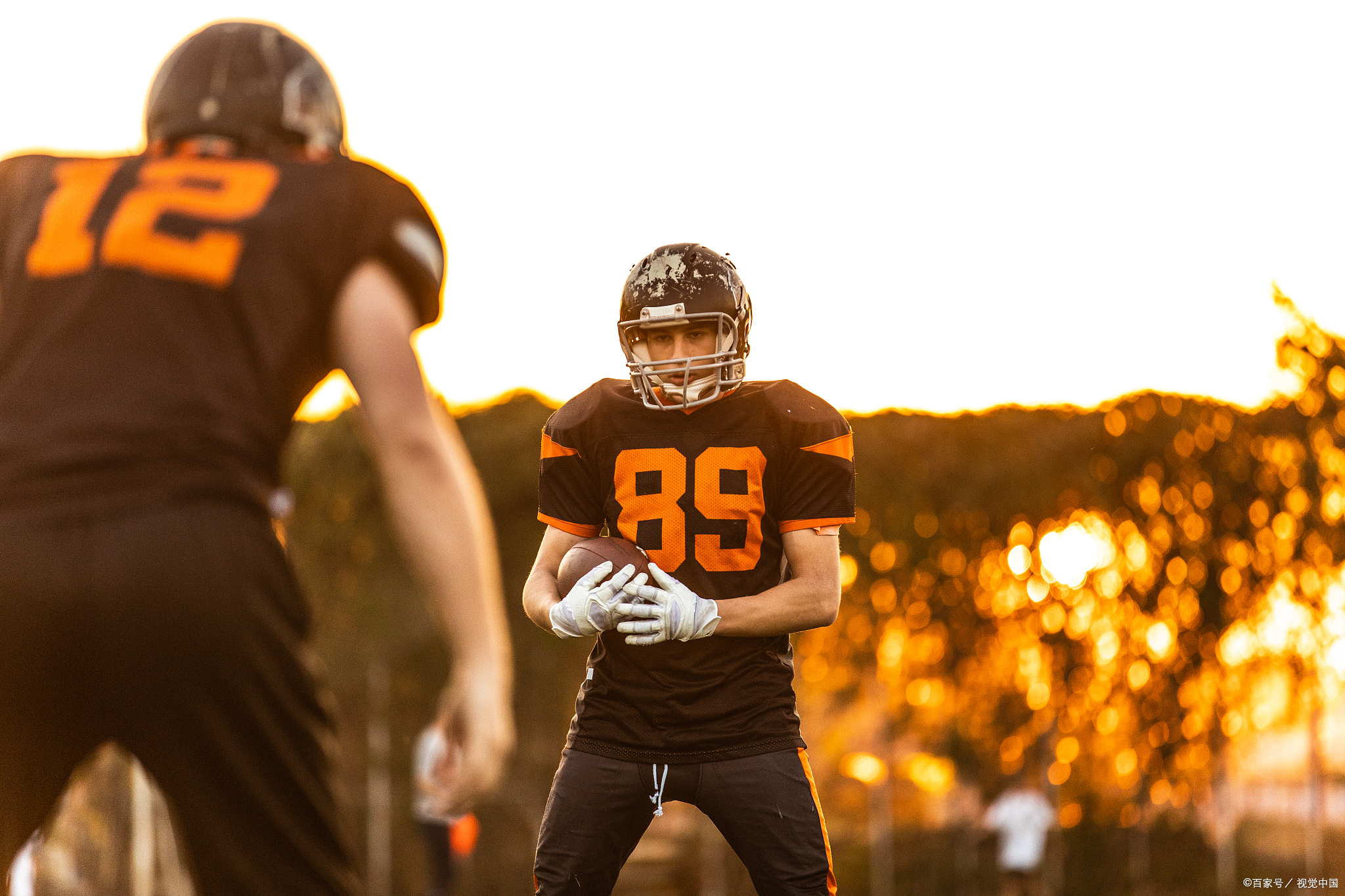 包含冷门频出！橄榄球战况跌宕起伏的词条