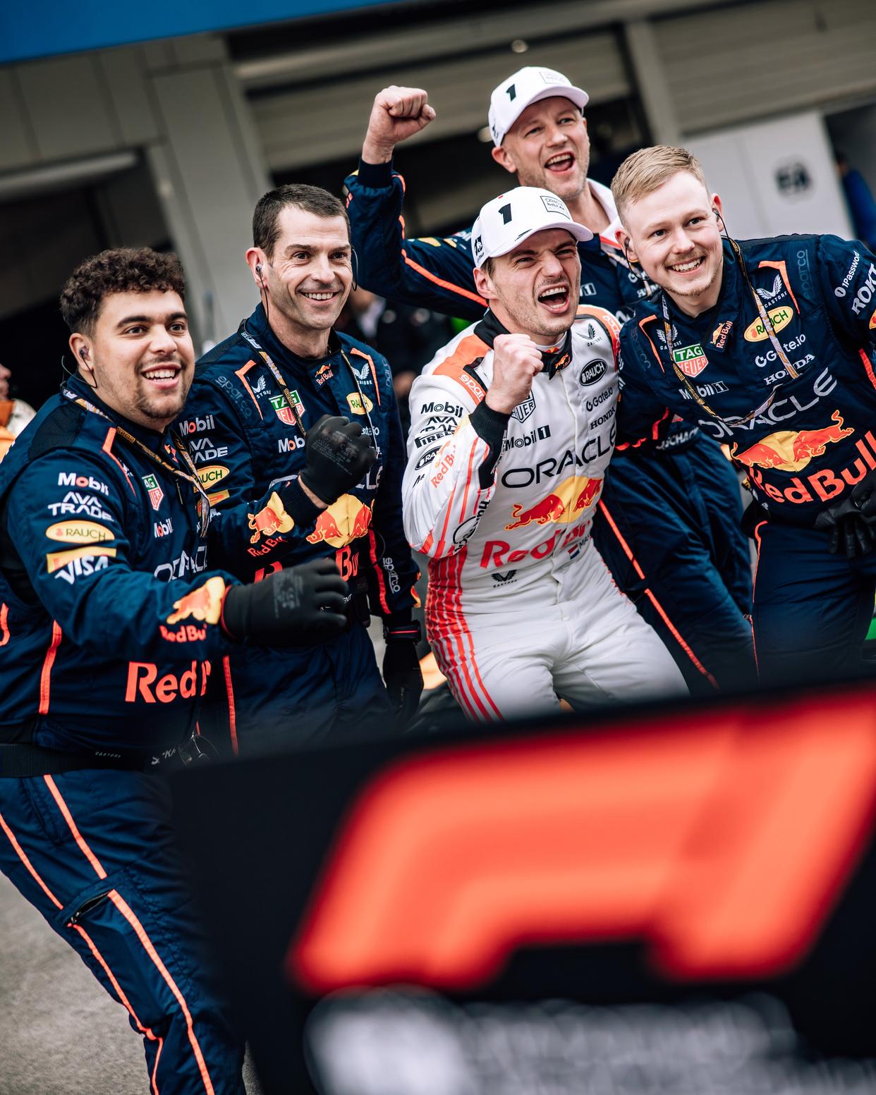 包含阿斯顿马丁横扫红牛二队，维斯塔潘带队取胜的词条