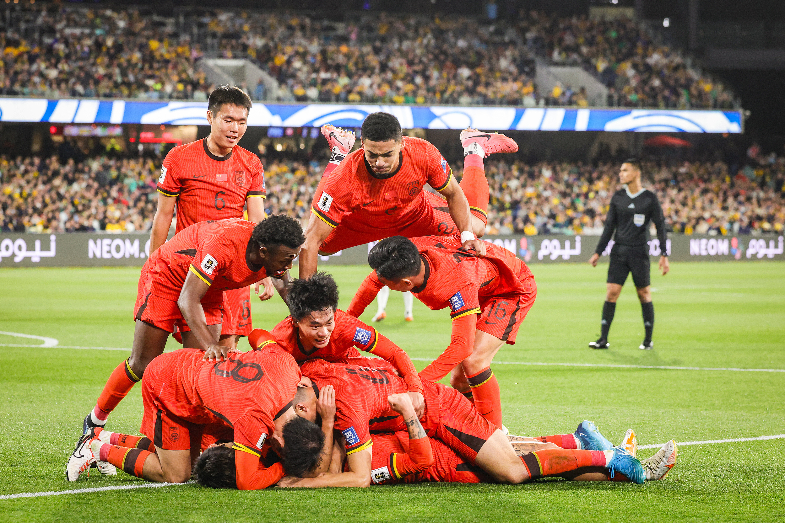 奥地利队横扫德国队，马龙点燃赛场