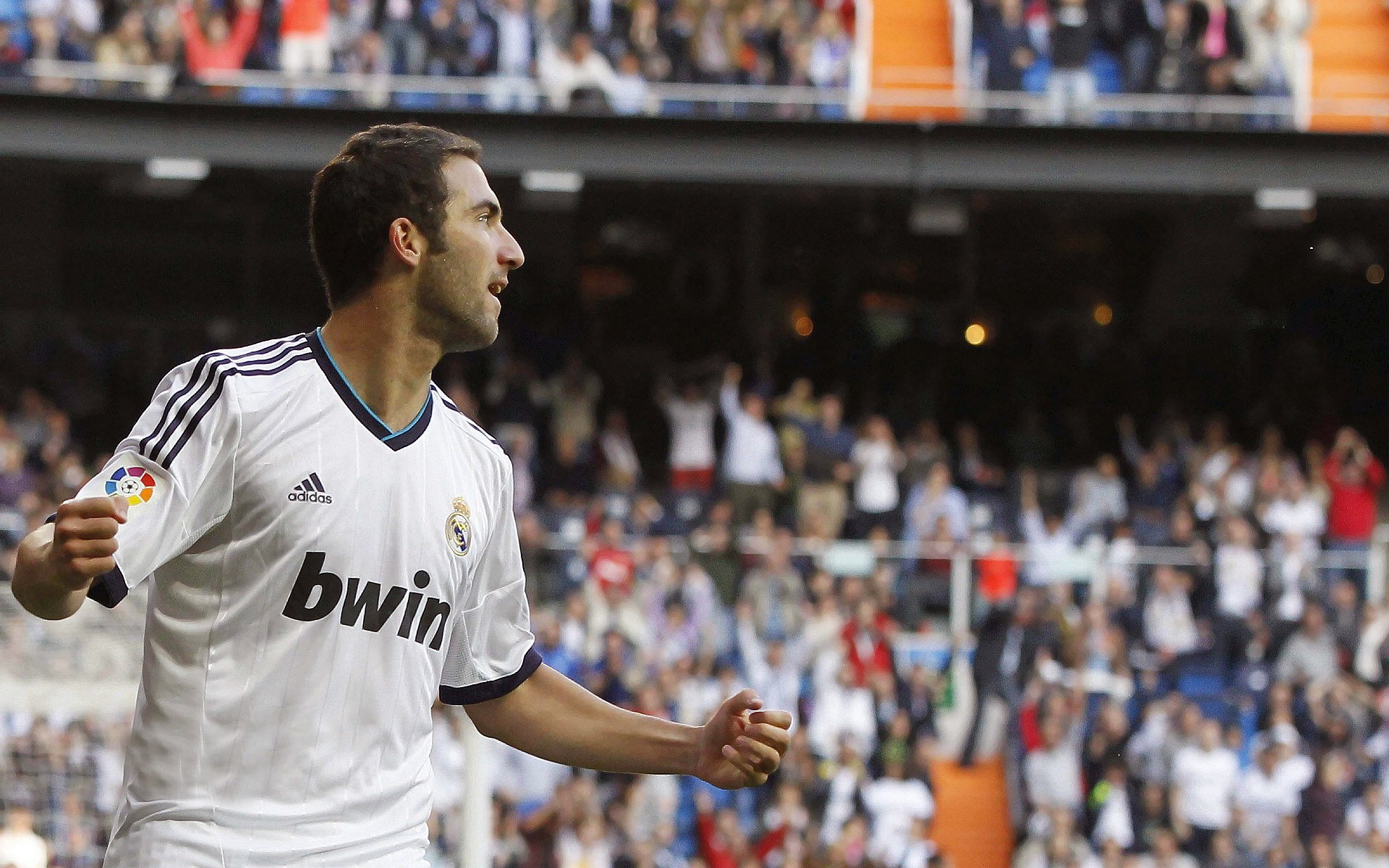 当奥斯梅恩戴上喀麦隆面具，一场改写足球史的虚构对决